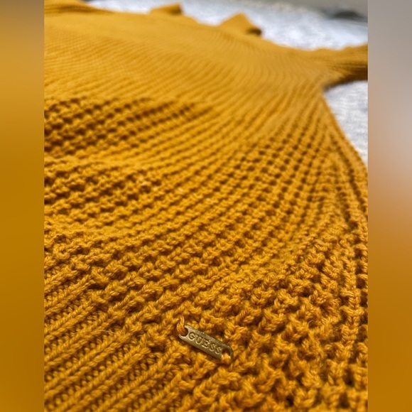 GUESS | Cut Out Shoulder Kailyn Sweater in Medieval Gold Size Medium - Picture 8 of 12